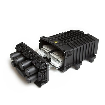 CommScope FIST GC02 fibermuffe, flad model med 6 runde kabelindgange og 1 oval port. Åben for visning af interne splejsekassetter.