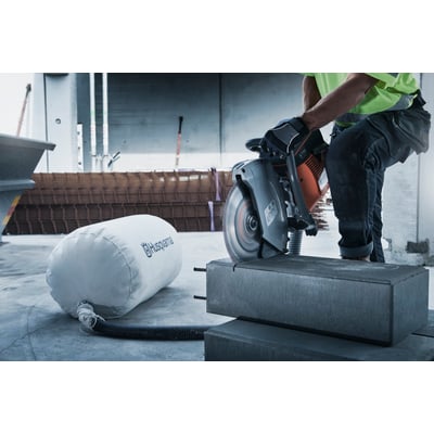 Husqvarna K 770 Dry Cut kapsav skærer aktivt i en betonblok, med fokus på klingens præcision.