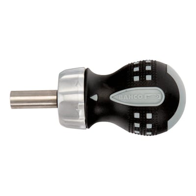 Nærbillede af Bahco skraldeskruetrækker Stubby, der viser det grebsvenlige 3-komponent håndtag og den magnetiske bitsholder.