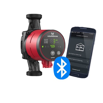 Grundfos Alpha3 25-40 cirkulationspumpe med smartphone, der viser Grundfos GO Balance app, samt et blåt Bluetooth-symbol.