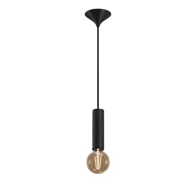 Sort 3D Cord-serie pendel med et flettet, ovalt lampeskærm i sort satin og 3 meter sort kabel. Lampen har en E27 fatning med en synlig glødepære.