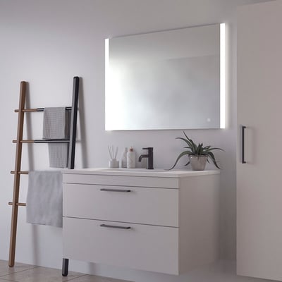 Loevschall Vega spejl 100x70 cm, firkantet, med lysfelter monteret over et moderne badeværelsesmøbel med to skuffer.