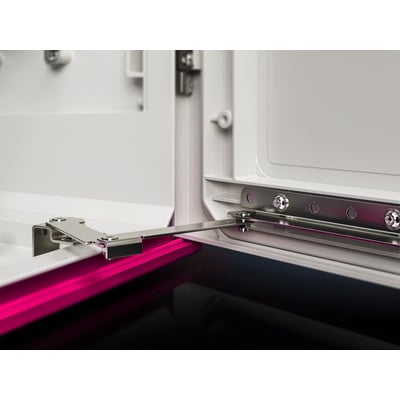 Rittal lågefiksering i plast monteret på et hvidt kabinet med en magenta kant synlig.