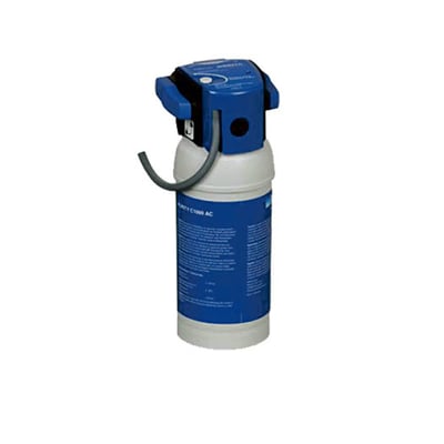 Brita Purity C1000 vandfilter til udskiftning uden filterhoved med blå plastdetaljer og grå slange på hvid baggrund.