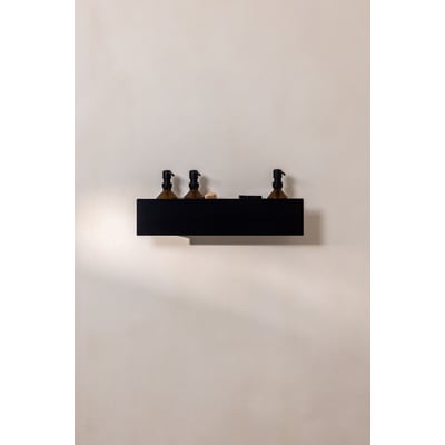 Metallbude Shea badehylde i sort metal, 500 mm bred, med tre brune sæbedispensere og en sæbebar.