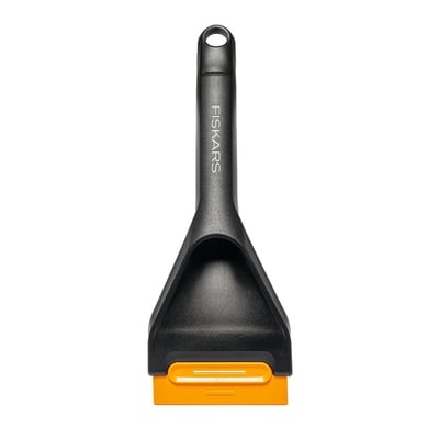 Fiskars Solid Duo isskraber med sort håndtag og et orange skrabehoved på hvid baggrund.