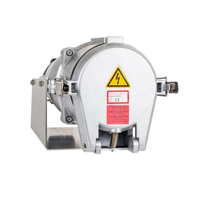 Robust CEE vægudtag i aluminium med 400A, 6h, IP67 og 3P+PE, med advarselsskilte og CE-mærkning.