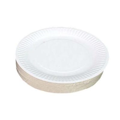 Stak af 100 hvide paptallerkener med Ø23 cm diameter, klar til brug ved fest eller arrangement.