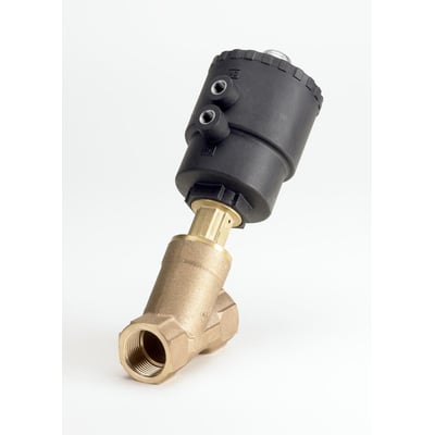 Danfoss AV210D NC G 1 1/4 Bronze ventil monteret på hvid baggrund, viser ventilhuset og tilslutningsgevind.