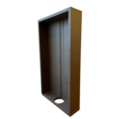 Sundolitt cisternekasse til montering mod ydervæg, vist fra siden med en cirkulær åbning i bunden. Kassen er fremstillet i brunt isoleringsmateriale og kan afkortes.