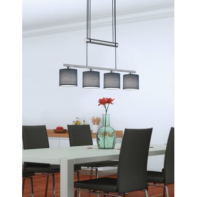 TRIO Lighting Garda pendellampe i grå metal med fire grå lampeskærme, monteret over et hvidt spisebord med sorte stole.