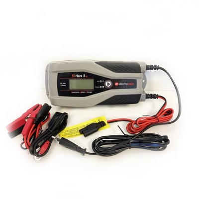Electromem Sirius 8+ 12V 8A batterilader sammen med alle tilbehørsdele som kabler, klemmer og manualer på hvid baggrund.