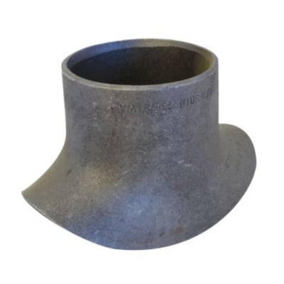 Svejse saddelstuds i gråt metal, 48,3 mm i diameter og 2,6 mm tykkelse, mærket DIN 2618 P235GH TC1.