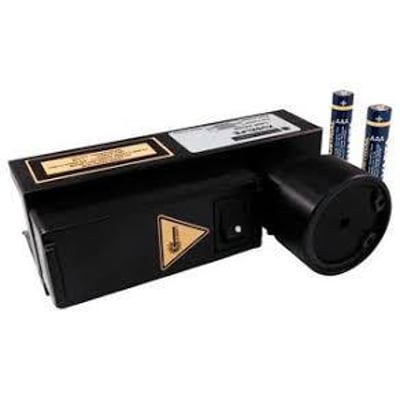Schneider Electric laserpointer til montering af lysgitre med spejle, vist med to AAA batterier på en hvid baggrund.