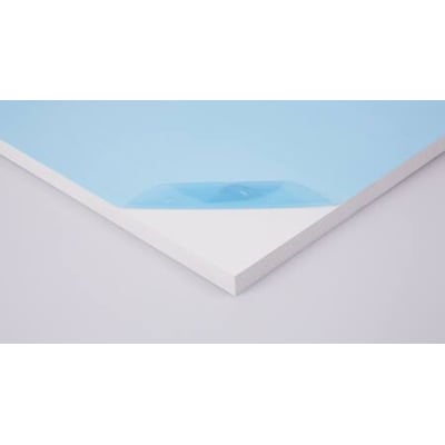 Nærbillede af montageplade i PVC med beskyttelsesfilm. Viser hvid plast og blå film med et løftet hjørne.