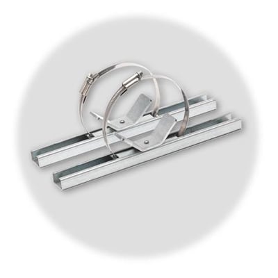 Komplet mastebeslag NEO fra Fibox i galvaniseret stål til kapslingsbredde 220 mm, med rustfri stålbånd til montering.