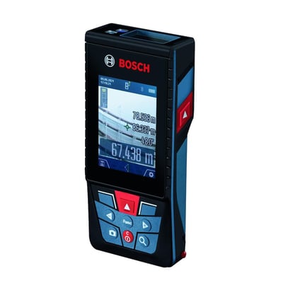 Detaljebillede af Bosch afstandsmåler GLM 150-27 C med stor IPS-farvedisplay, der viser måleresultater og betjeningsknapper.