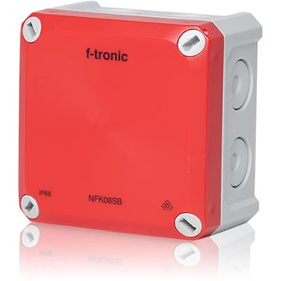 Robust f-tronic membrandåse, model NFK08SB, med rødt låg og grå base. Måler 85x85x54mm med IP66-klassificering.