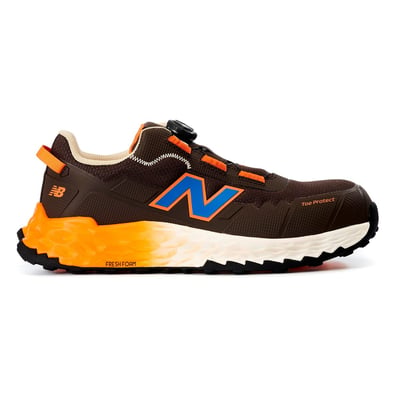 Sidevisning af New Balance Cremorne S3L sikkerhedssko i brun med orange sål og blå N-logo, fremviser BOA-lukkesystemet.