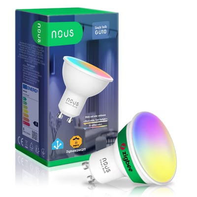 Nous P8Z smart GU10-pære med farveskiftende lys foran den blå og grønne produktemballage.