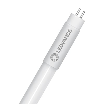 Ledvance T5 Performance LED-rør med hvidt rør og synlige metalstifter, vist skråt med mærket på fatningen.