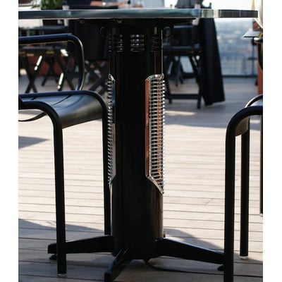 Mensa Heating terrassevarmer Vireoo professional i sort, integreret i et cafébordben, med synlige kromdetaljer på varmeelementerne.