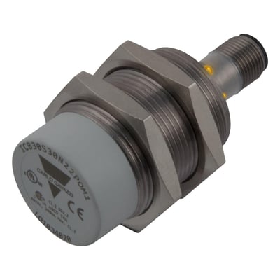 Carlo Gavazzi induktivaftaster M30 med 22 mm detekteringsafstand, gråt frontstykke og gevindhus med sekskantmøtrikker.