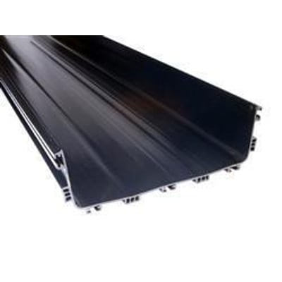 CommScope FiberGuide kanalbund i sort, 12x4" (300x100mm), visende den indvendige sektion med riflet overflade.