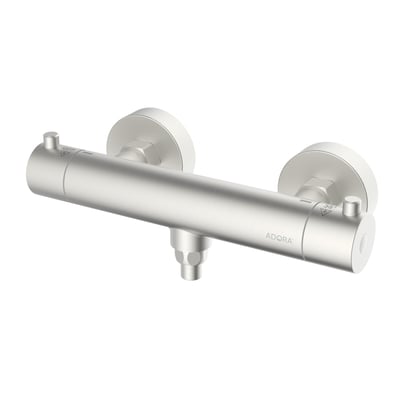 ADORA Circum brusetermostatarmatur i børstet rustfrit stål med to greb på hvid baggrund.
