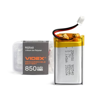 Genopladeligt Videx Li-pol-batteri på 850 mAh med ledninger og stik ved siden af emballagen.