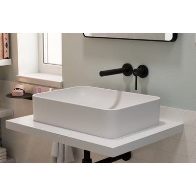 Hansgrohe Zesis S indbygningsarmatur i mat sort, vist over en rektangulær hvid håndvask på en hvid hylde.