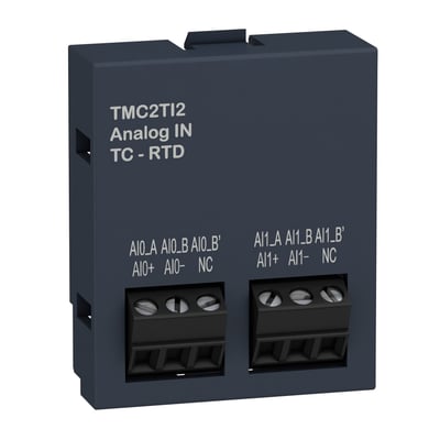 Detaljeret billede af Schneider Electric TMC2 indstikskortet, viser mærkningerne for analoge indgange og skrueklemmerne til tilslutning.