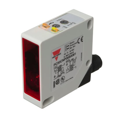 Carlo Gavazzi fotoaftaster PC50CNP06BAM1 med hvidt hus, rød frontflade og sort stiktilslutning, set skråt forfra.