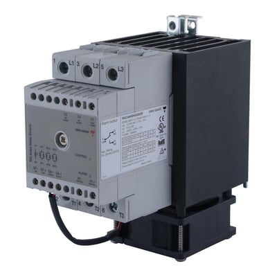 Carlo Gavazzi 2-polet solid-state-relæ med grå tilslutningsblok, synlige terminaler og sort køleblæser bagpå.