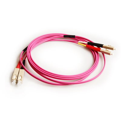 Lilla 20 meter fiberoptisk patchkabel med LC/PC til SC/PC konnektorer, OM4 duplex og hvid baggrund.