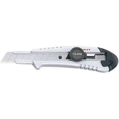 Tajima AC501SB Aluminist kniv i sølvlakeret aluminium med sort drejeknap og gummihåndtag. Kniven er klar til brug med et 18 mm blad og ligger på en hvid baggrund.
