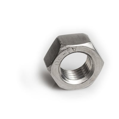 S+P M6 DIN 934 sekskantet møtrik i syrefast A4 rustfrit stål på hvid baggrund, med præget mærkning.