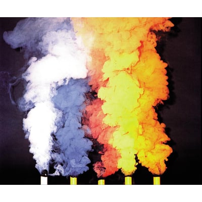 Colour Smoke AX-3 røgpatroner i forskellige farver, herunder orange, rød, blå og hvid røg, der stiger op mod en mørk baggrund.
