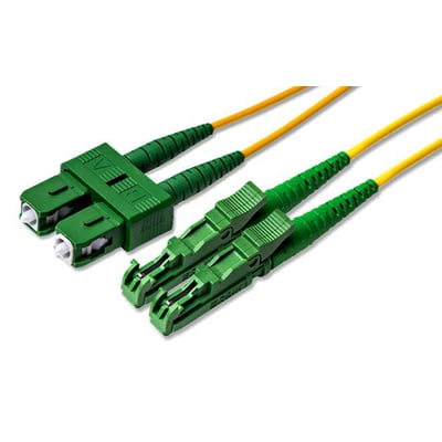 Gul duplex fiberoptisk patchkabel med SC/APC og E2000/APC konnektorer og 2mm LSZH kappe.