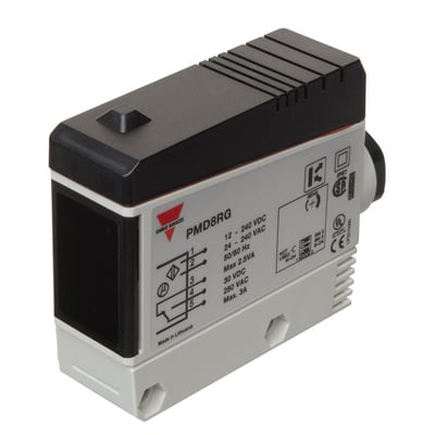 Carlo Gavazzi fotoaftaster til infrarød detektering over 20 m med IP67, set skråt med sort og lysegråt hus.
