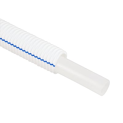 Nærbillede af Uponor 16x2,2mm RIR Aqua rør, der viser den glatte inderside og den korrugerede hvide yderside med blå stribe.