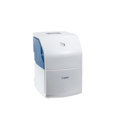 BWT Perla One blødgøringsanlæg, 230V, hvid med blå topdel, vist let skråt forfra på hvid baggrund.