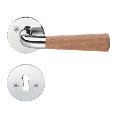 Beslagboden DESIGN indendørsgreb i poleret krom med greb i egetræ til indvendige døre på 38-45 mm, vist med tilhørende nøgleskilt.