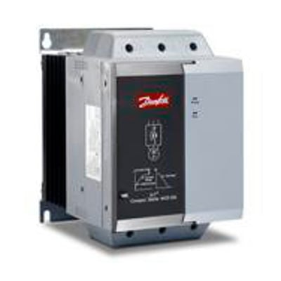 Danfoss VLT Soft Starter MCD 202, 55 kW, 100A trefaset enhed med kontrolspænding 110/240 VAC/440, vist på hvid baggrund.