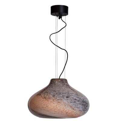 Enkel Mira pendel fra By Rydéns med blæst glas i naturmix, Ø 45 cm, med sort baldakin og sort stofledning isoleret på hvid baggrund.
