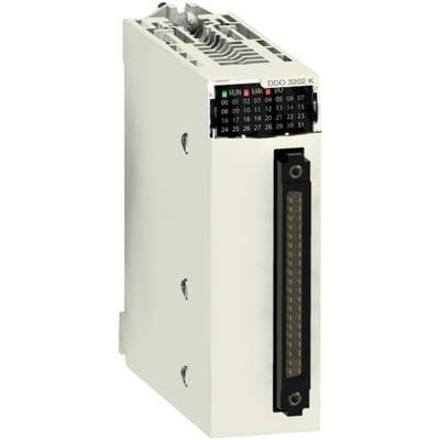 Schneider Electric Modicon M340 DDO 3202 K transistormodul med 32 udgange, vist fra siden på neutral baggrund.