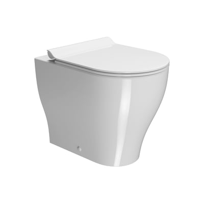 Hvidt GSI Tono back-to-wall-toilet med Geniusflush, set skråt forfra med lukket toiletsæde.