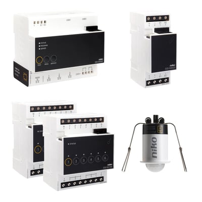 Niko Home Control basis startpakke med controller, 2 relæmoduler, buskobler og mini-PIR sensor, isoleret på hvid baggrund.