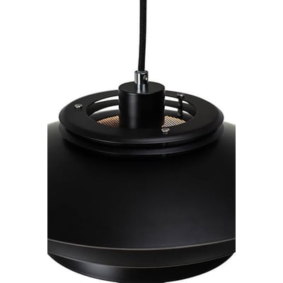 Tæt på toppen af EJKA pendel fra Dyberg Larsen i mat sort metal med synlig samling og sort stofledning.