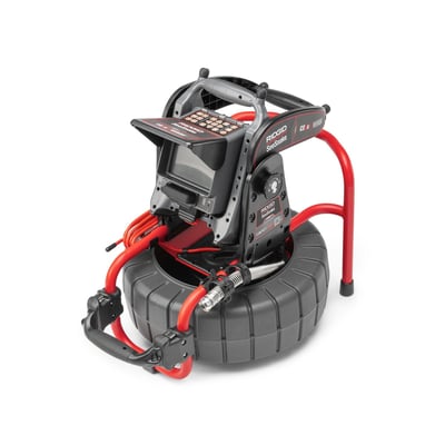 Set fra siden af Ridgid SeeSnake Compact C40 med CS6x Versa skærm, der viser kamerahovedet og skubbekablets integration.